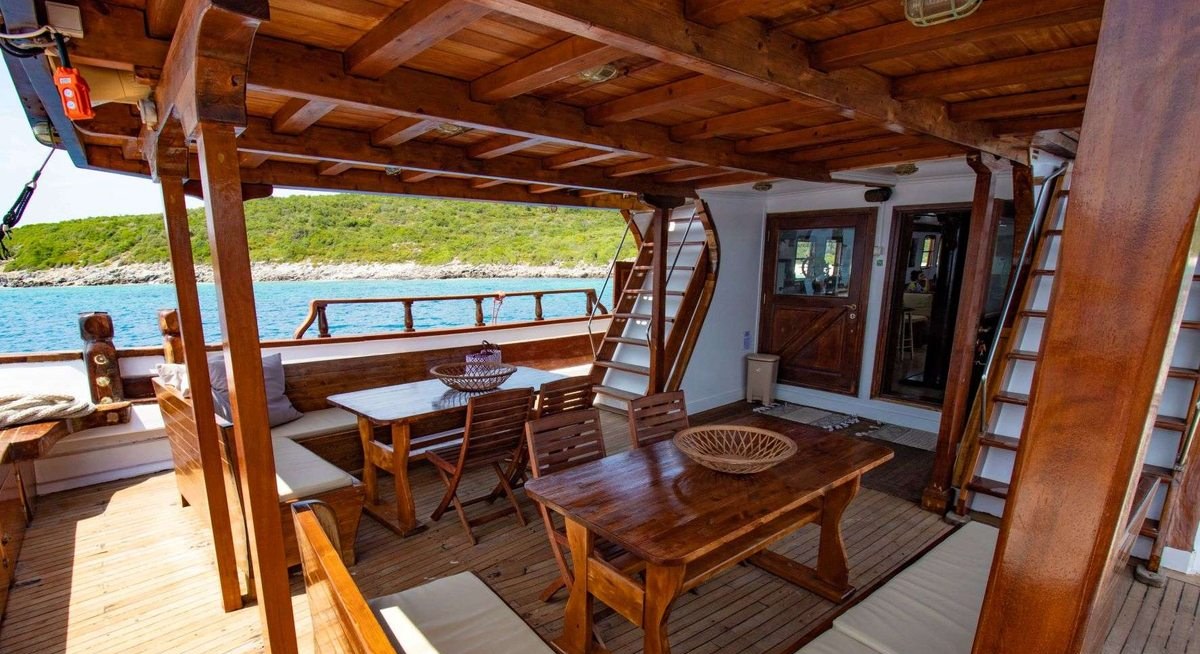 AEGEOTISSA II yacht charter 4