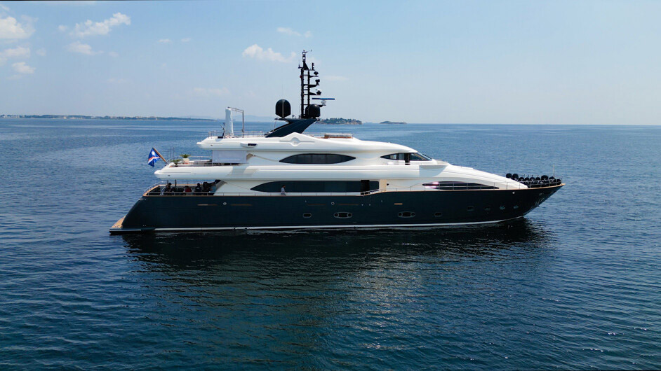 AERO yacht charter 1