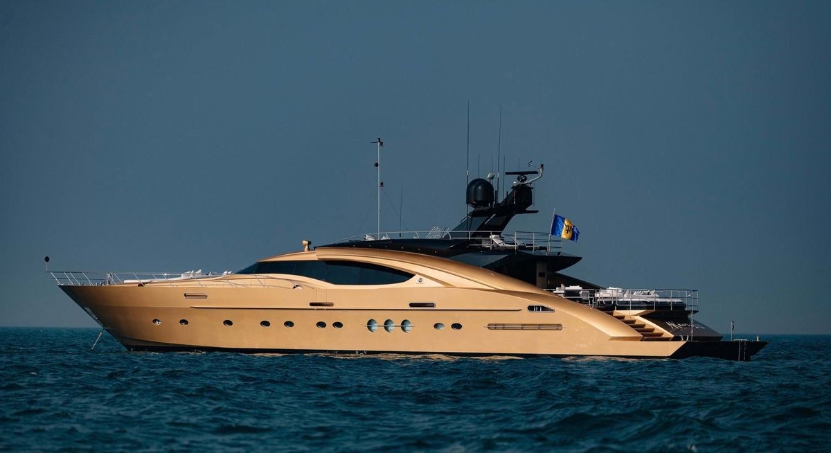 تأجير يخت AK ROYALTY YACHT CHARTER