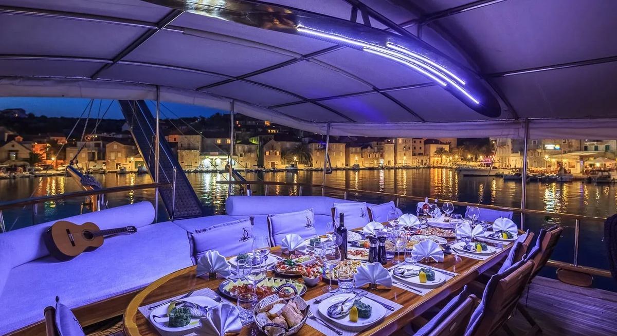 ALLURE E yacht charter 3