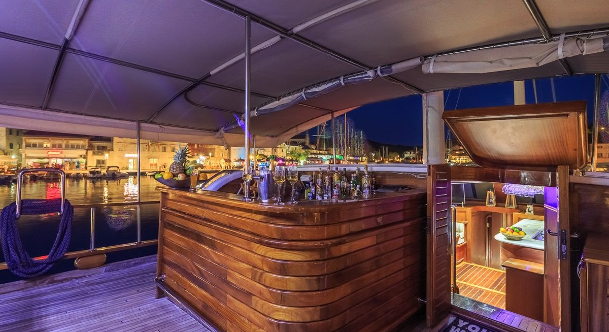 ALLUREE yacht charter 2