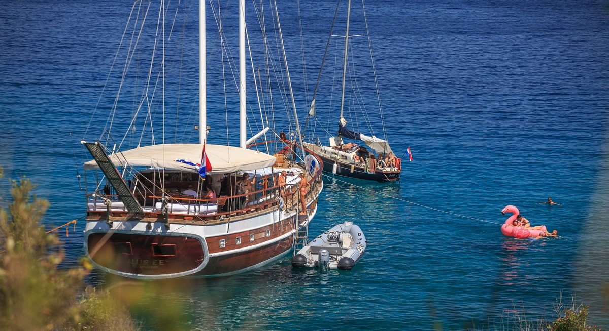 ALLUREE yacht charter 5