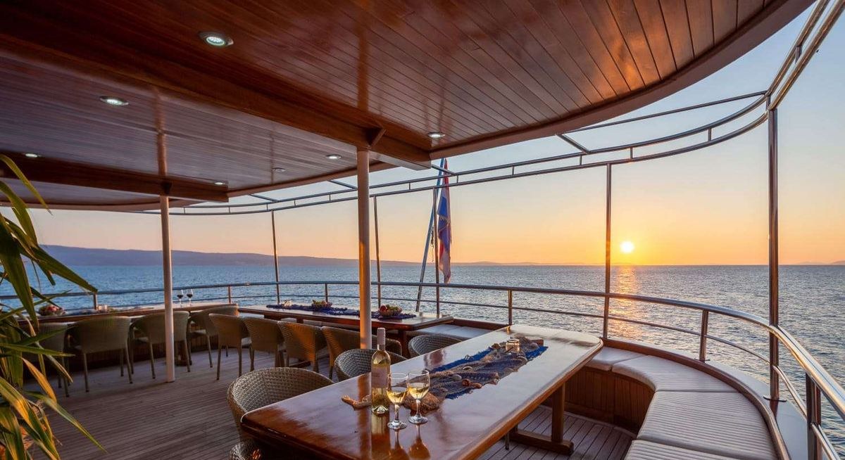 AMALIA yacht charter 4
