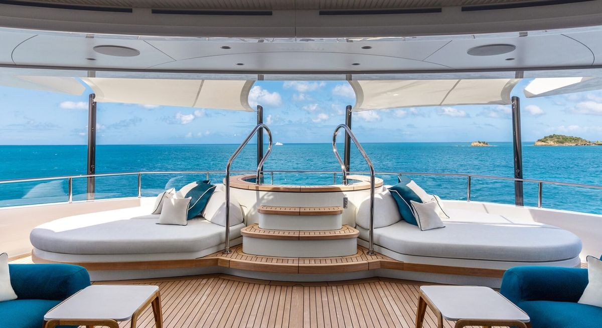 AMOR A VIDA yacht charter 3