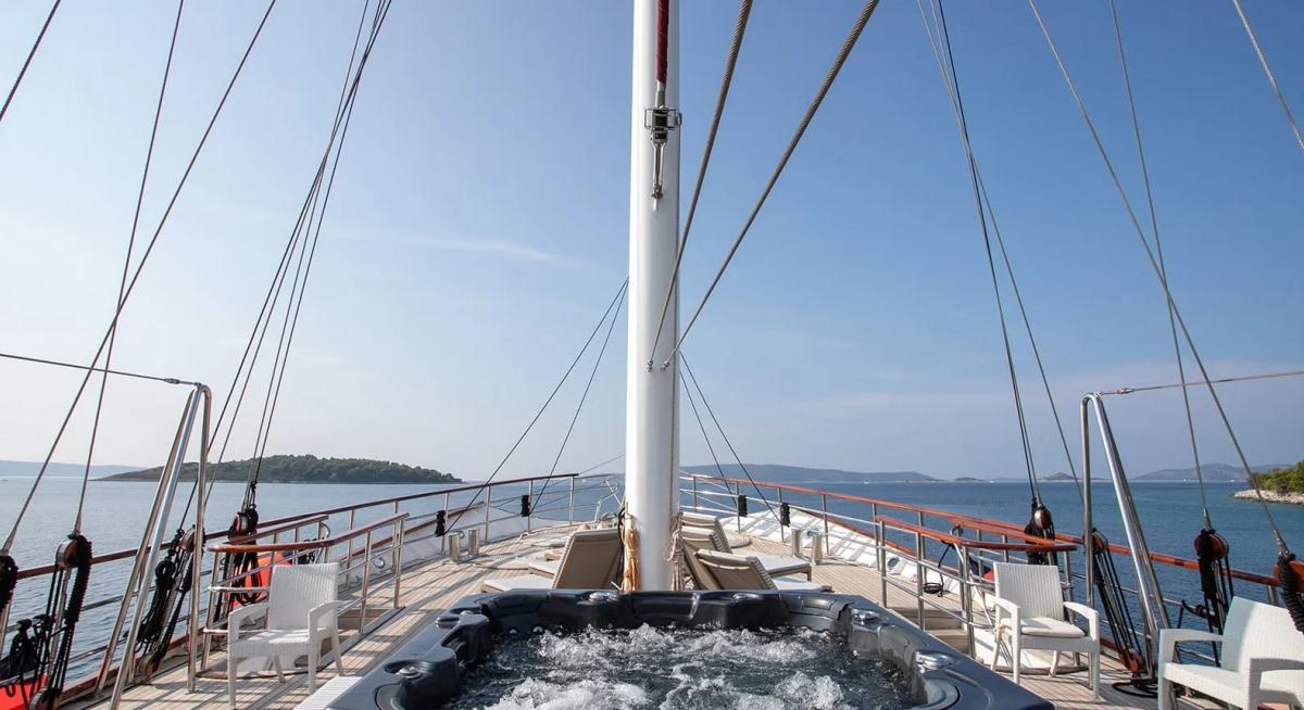 AMORENA yacht charter 2