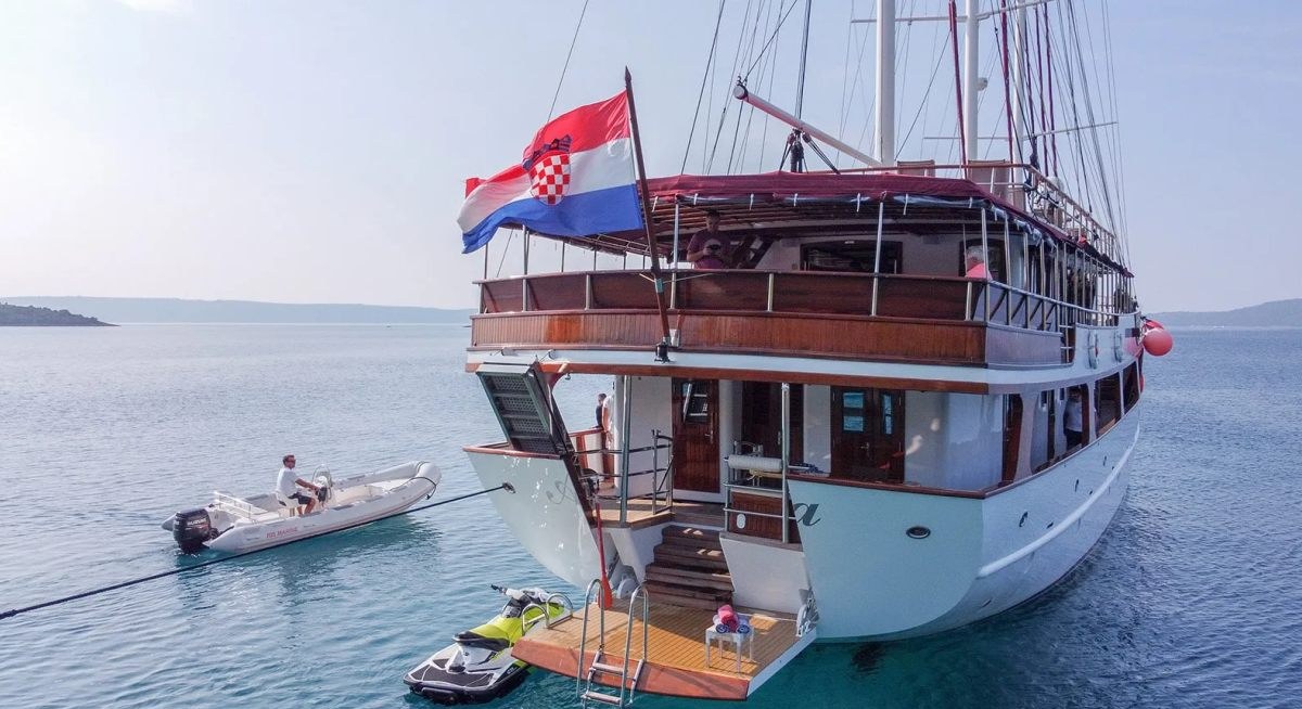 AMORENA yacht charter 5