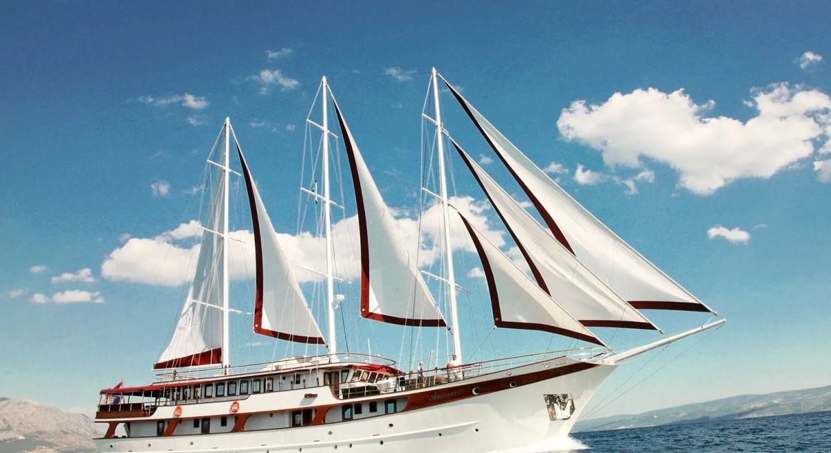 AMORENA yacht charter 1