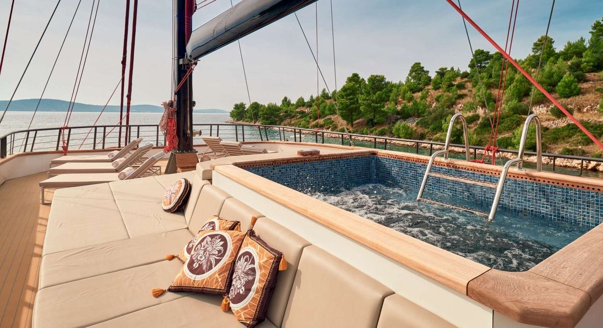 ANETTA yacht charter 2