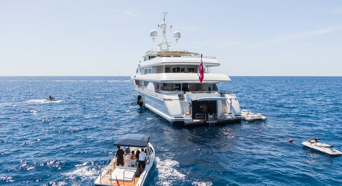 APOGEE yacht charter 5