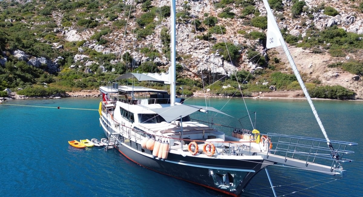 ARNI yacht charter 1