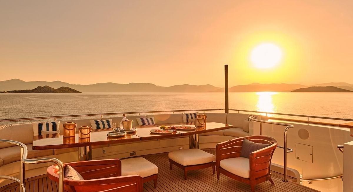 ARTEMISEA yacht charter 3