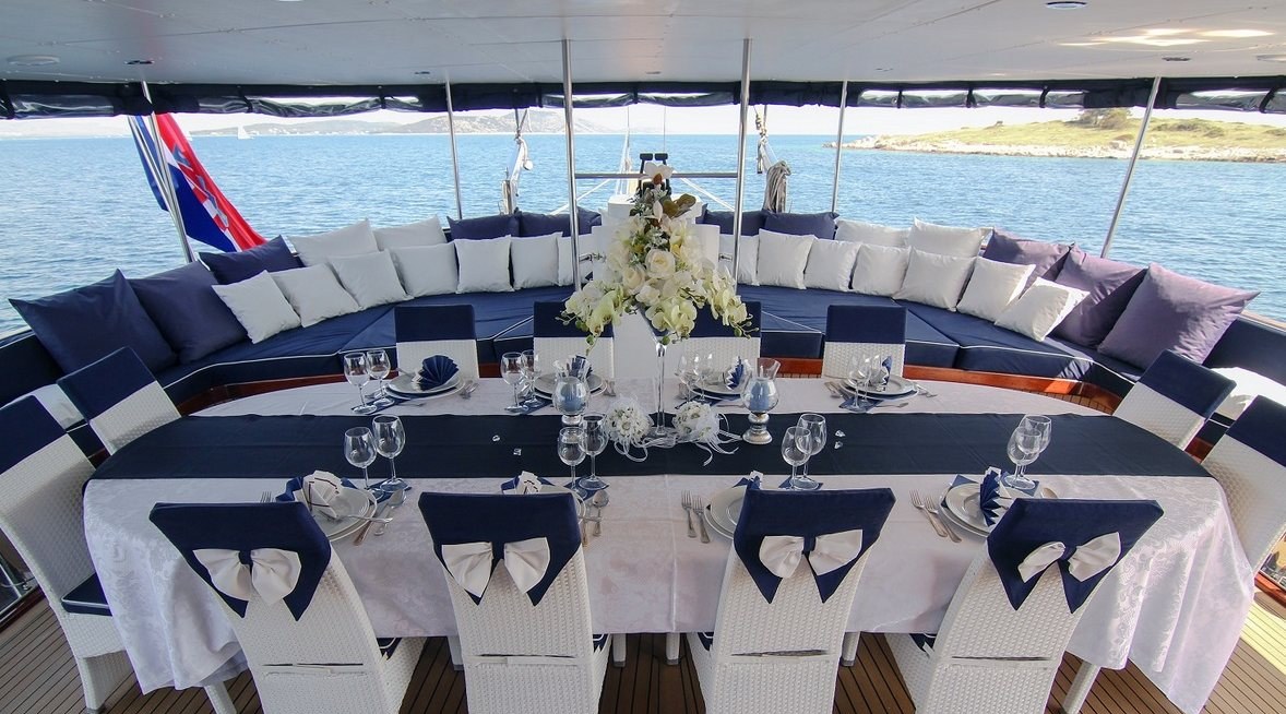 AURUM yacht charter 4
