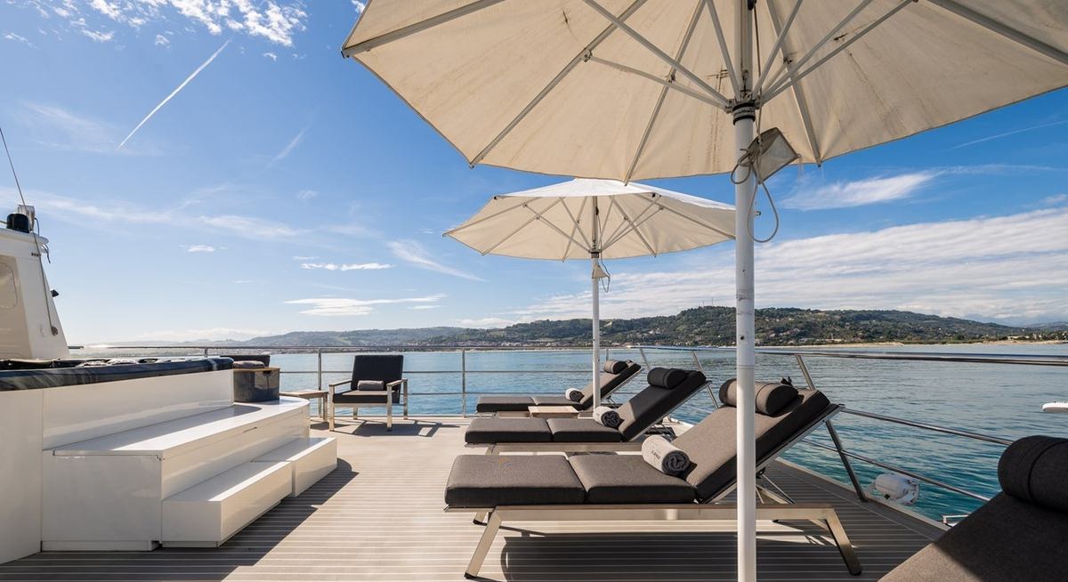 B89 yacht charter 3