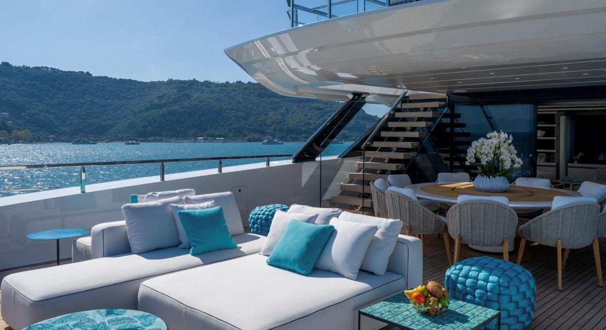 BEE yacht charter 4