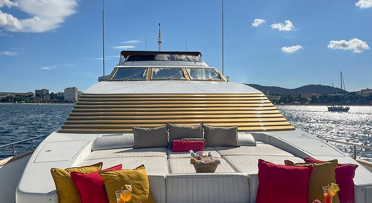 Yacht charter BLUE GOLD YACHT CHARTER