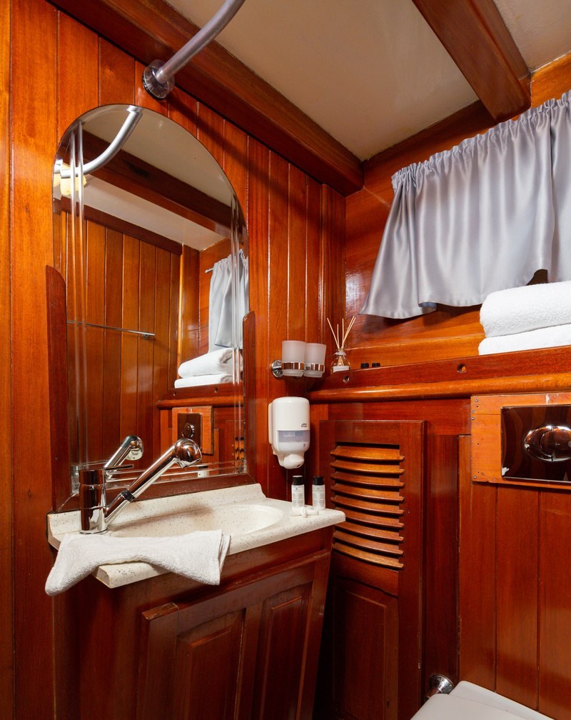 Yacht charter BONAVENTURA YACHT CHARTER