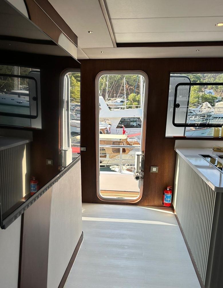 تأجير يخت BY C.F. YACHT CHARTER
