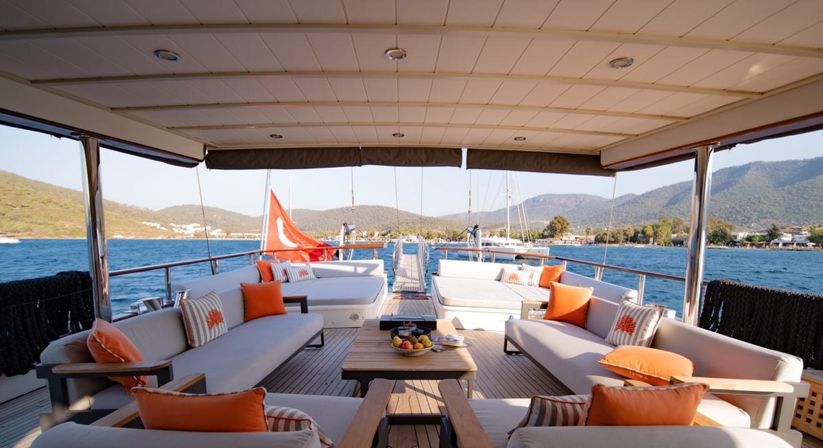 CAUSTIC yacht charter 3