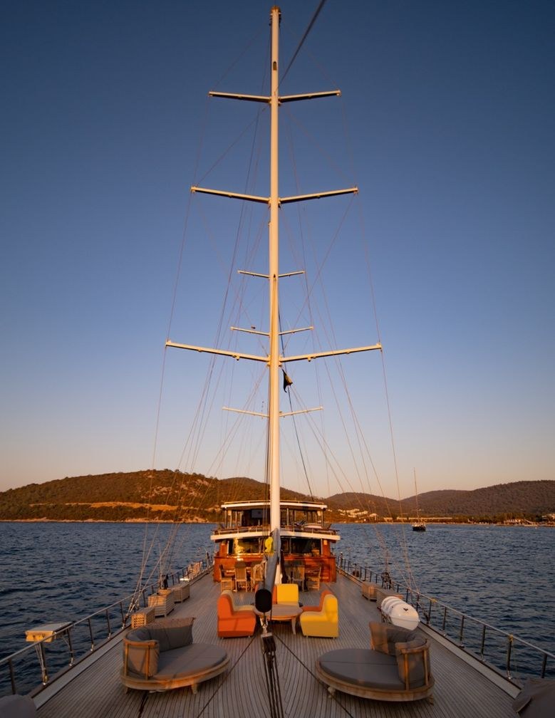 Yacht charter CAUSTIC YACHT CHARTER