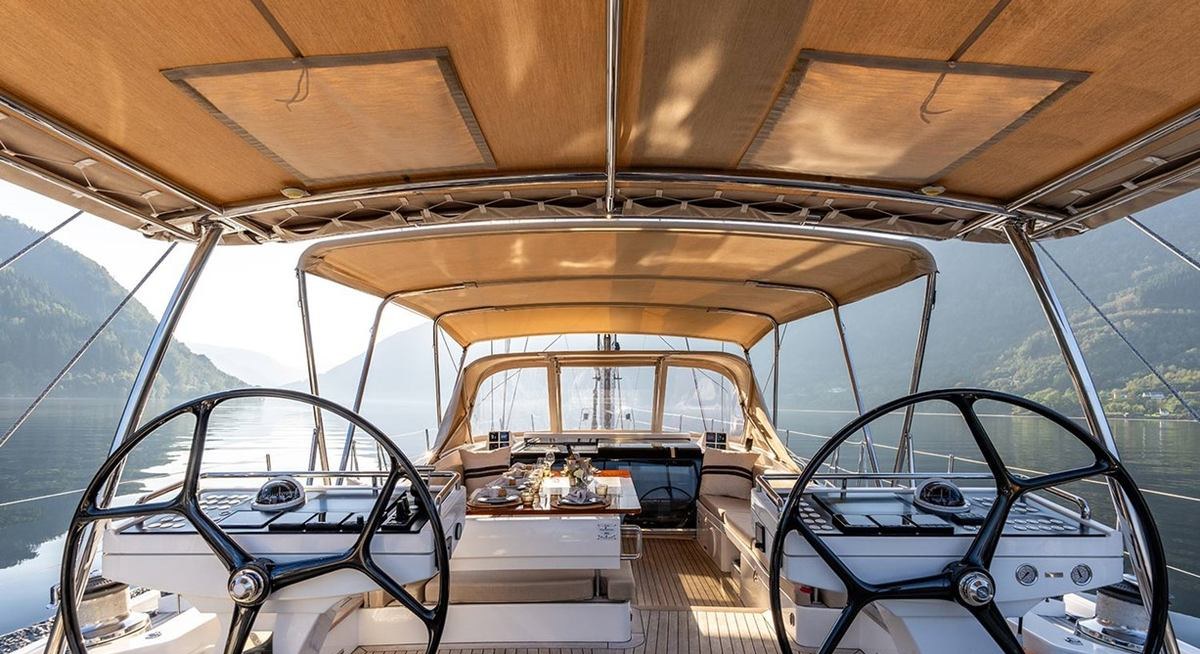 CHAMPAGNE HIPPY yacht charter 3
