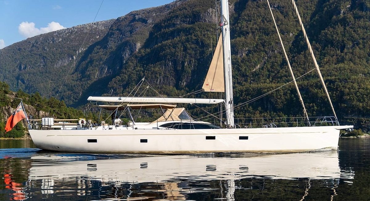 Yacht charter CHAMPAGNE HIPPY YACHT CHARTER
