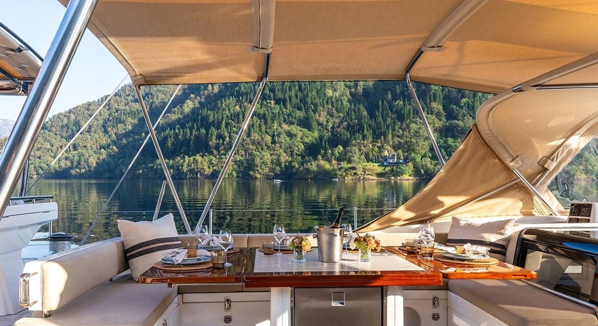 CHAMPAGNE HIPPY yacht charter 4