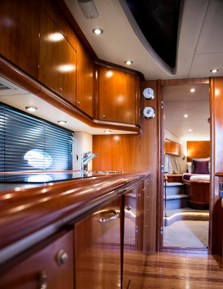 تأجير يخت CHARLIE FOX YACHT CHARTER