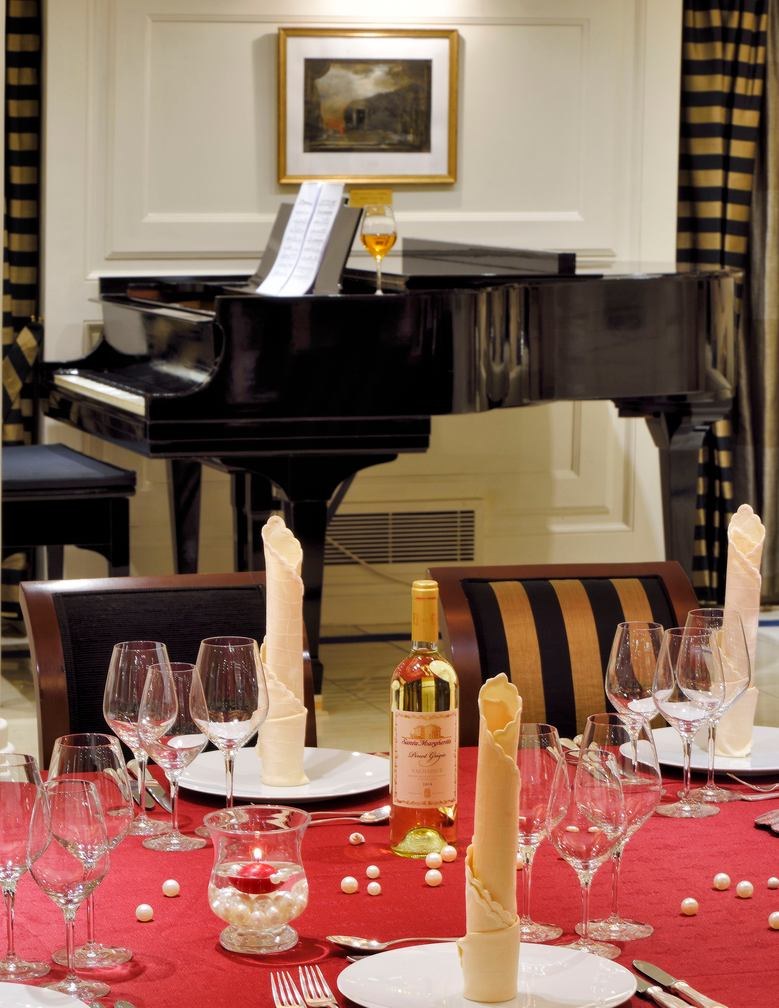 Yacht charter CHRISTINA O YACHT CHARTER