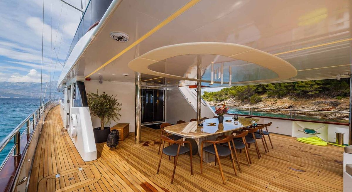 CLASE AZUL yacht charter 4