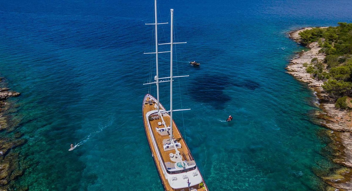 CLASE AZUL yacht charter 5