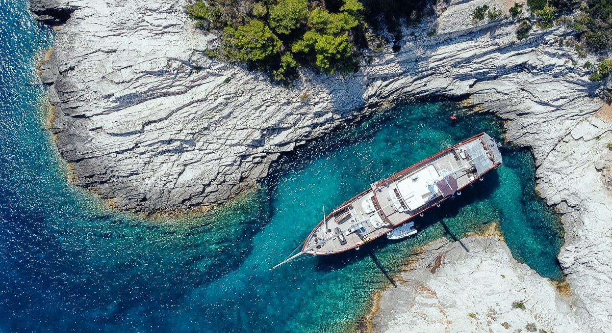 CORSARIO yacht charter 3