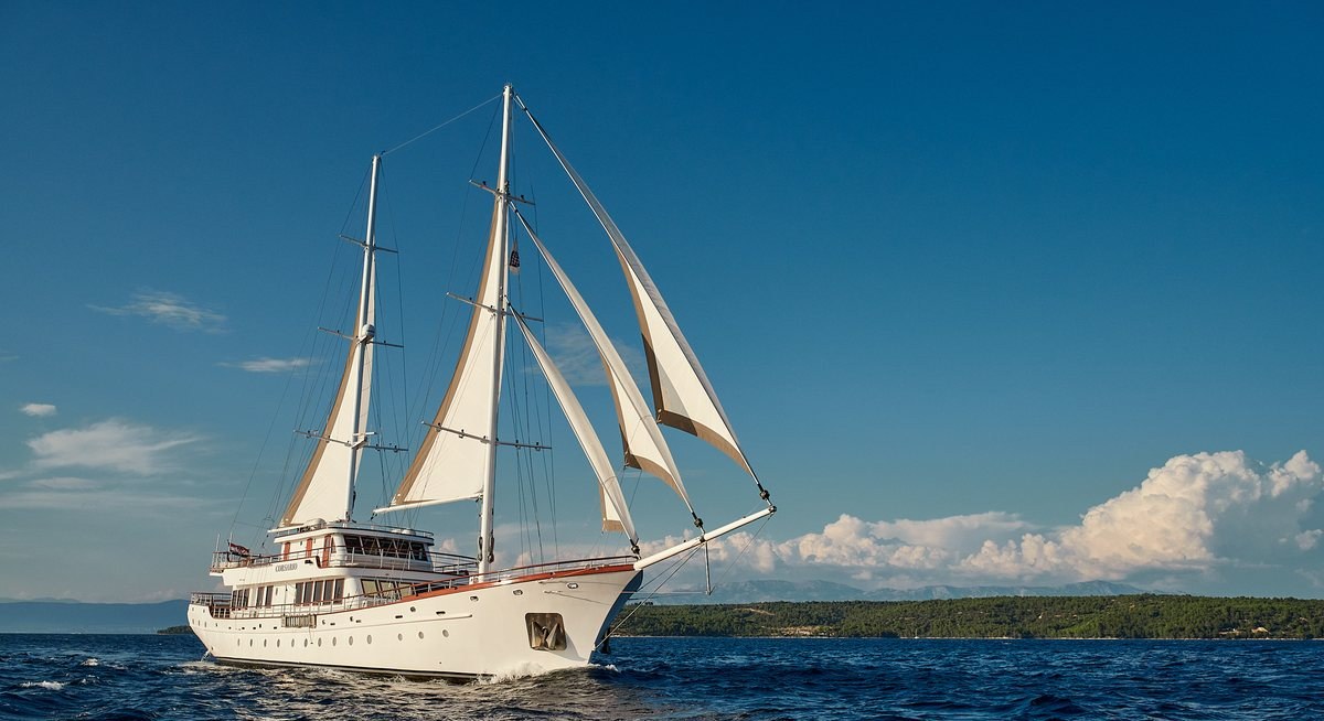 CORSARIO yacht charter 5