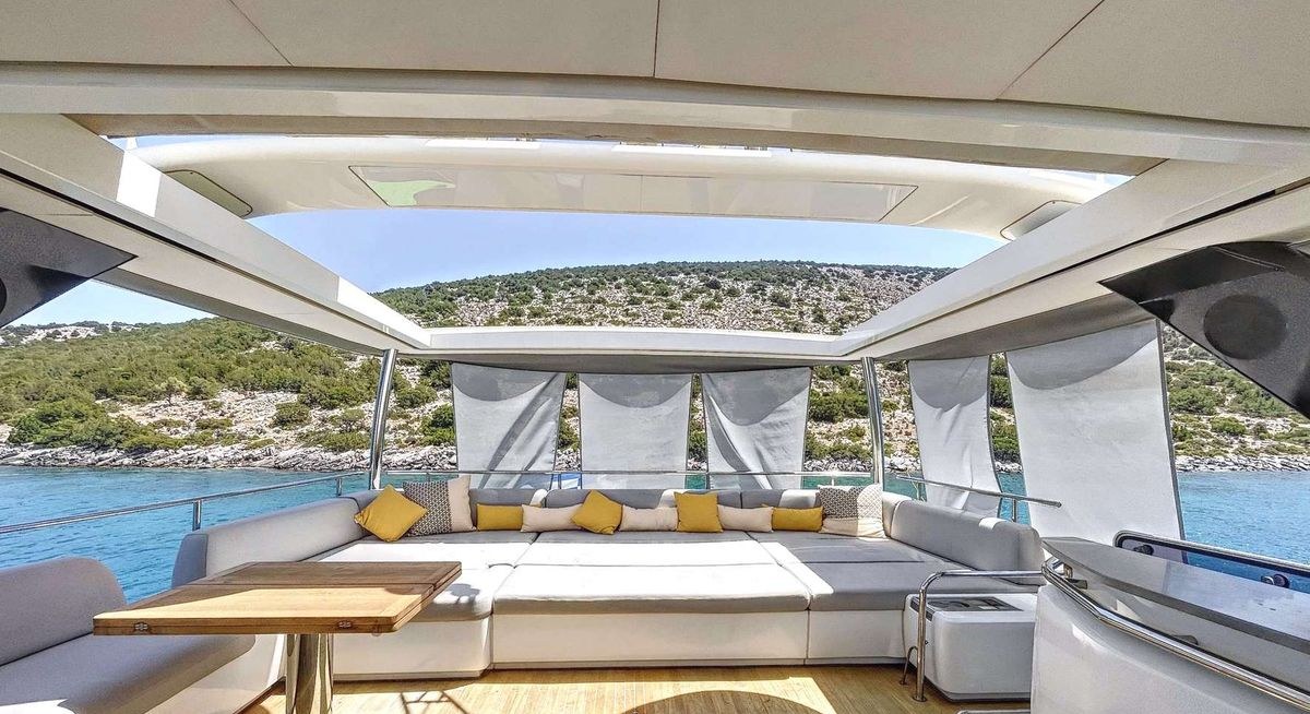 تأجير يخت CRAZY HORSE YACHT CHARTER
