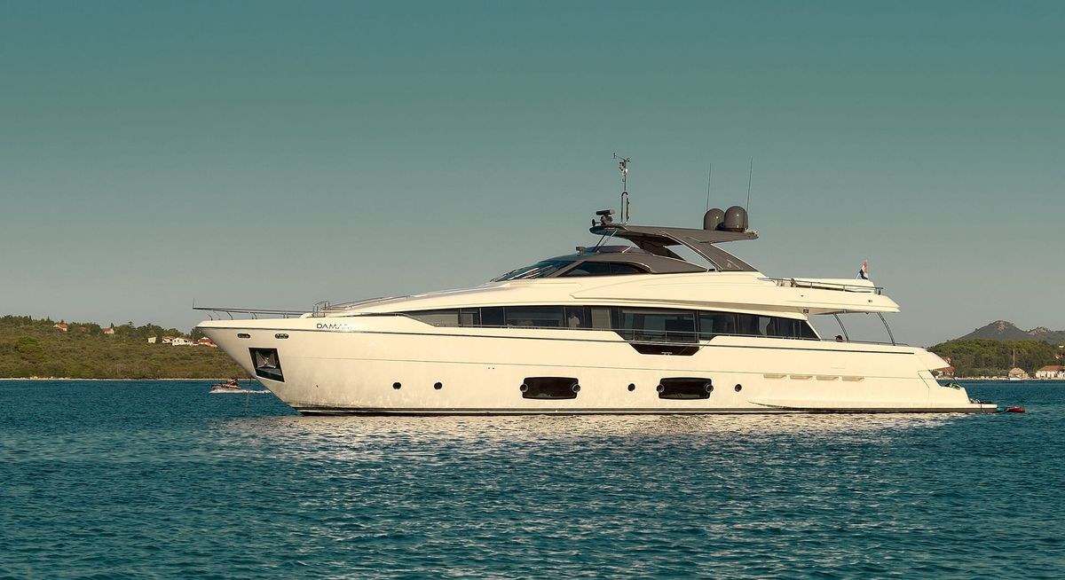 DAMARI yacht charter 1