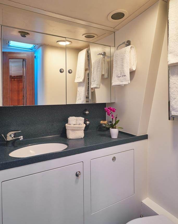 تأجير يخت DARK STAR OF LONDON YACHT CHARTER