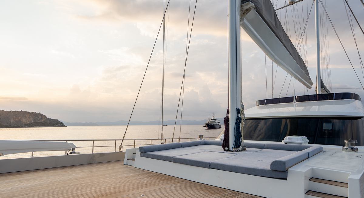 DE LOVE yacht charter 2