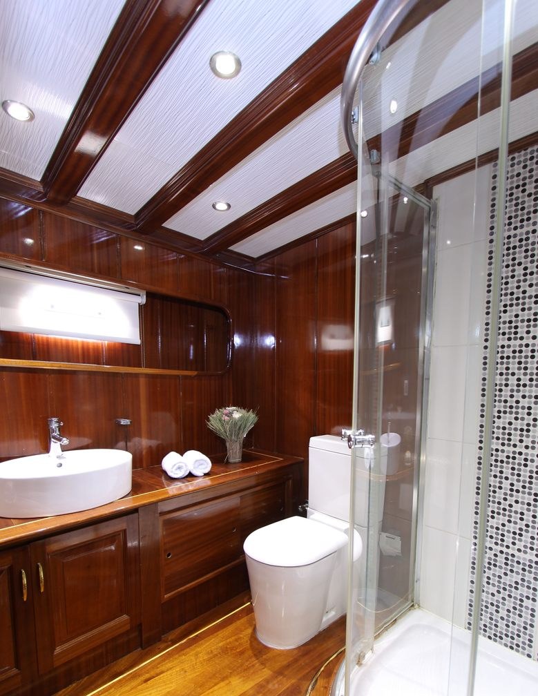 Yacht charter DEAR LILA YACHT CHARTER