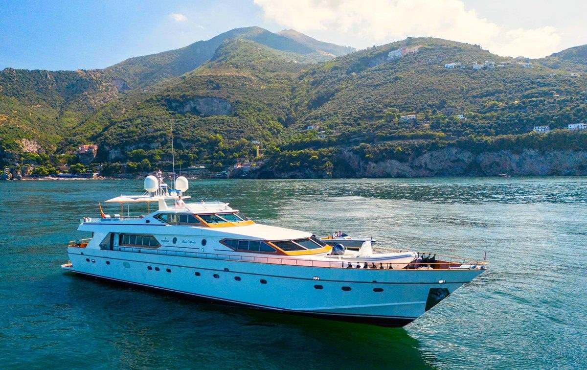 Yacht charter DISCO VOLANTE YACHT CHARTER