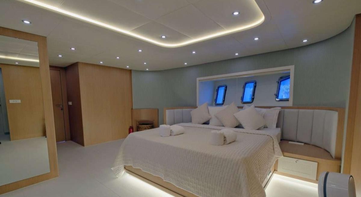 DODO yacht charter 5