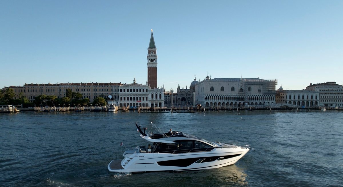 FIVE II yacht charter 5