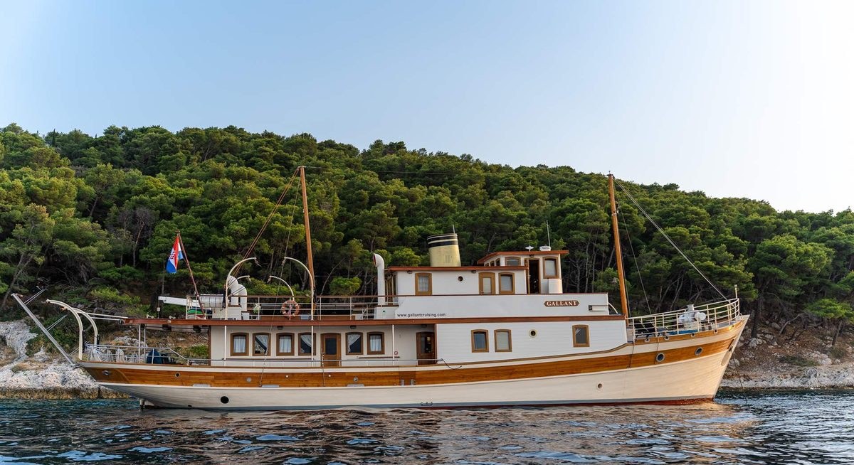 GALLANT yacht charter 1