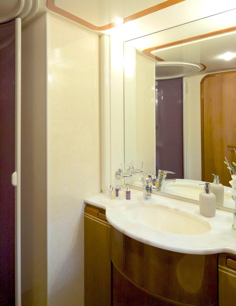 Yacht charter GEEPEE YACHT CHARTER