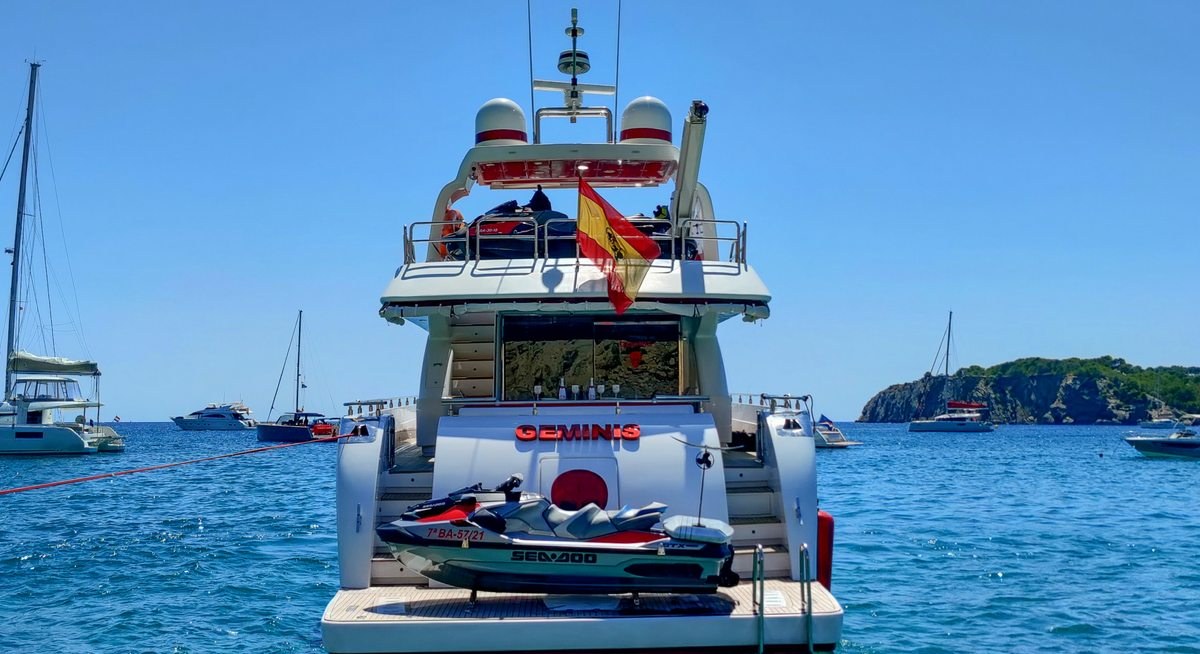 GEMINIS yacht charter 4