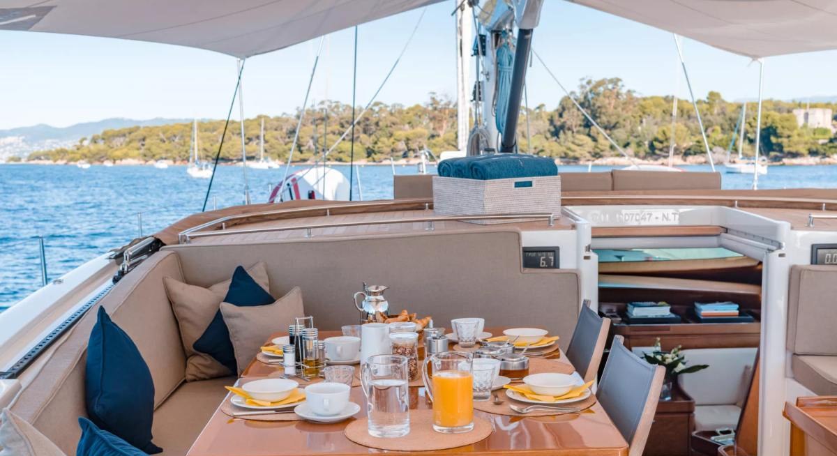 GRAND BLEU VINTAGE yacht charter 4