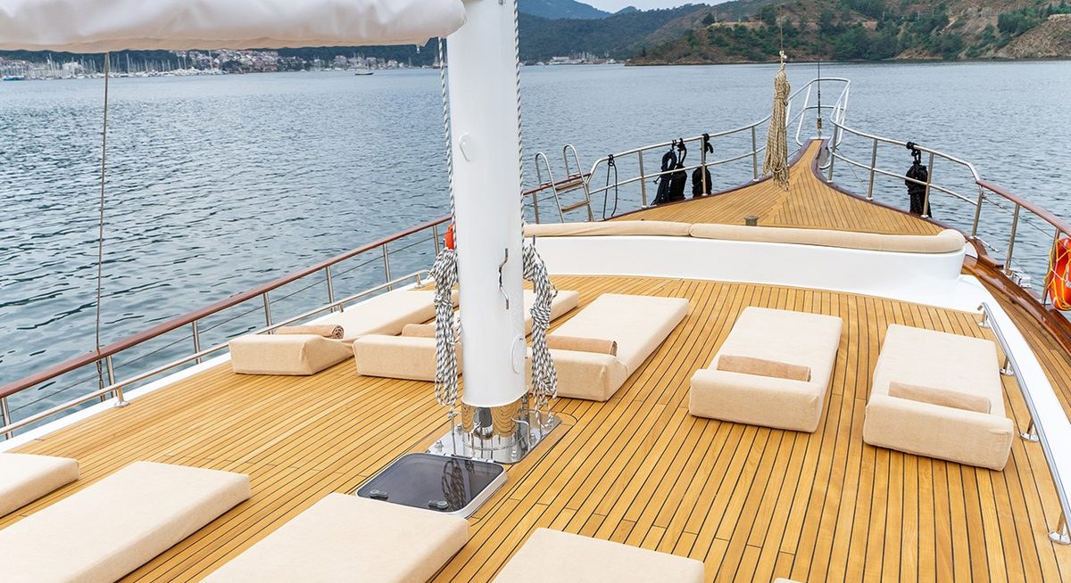 Yacht charter HAPPY DAYS YACHT CHARTER