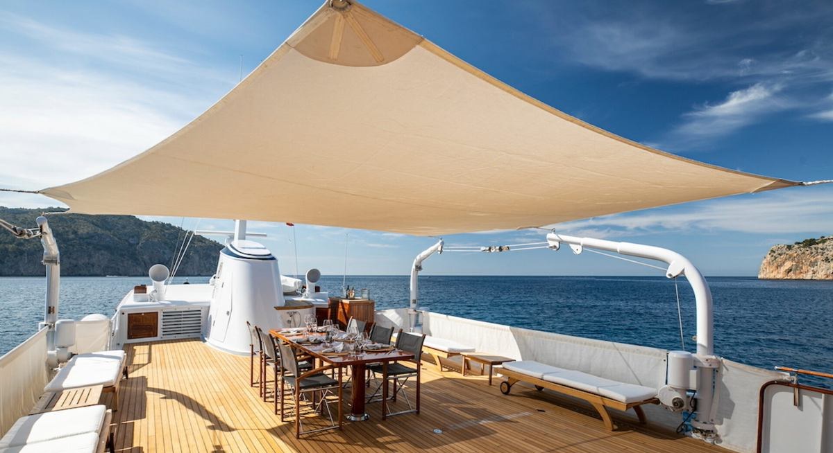 HEAVENLY DAZE yacht charter 3