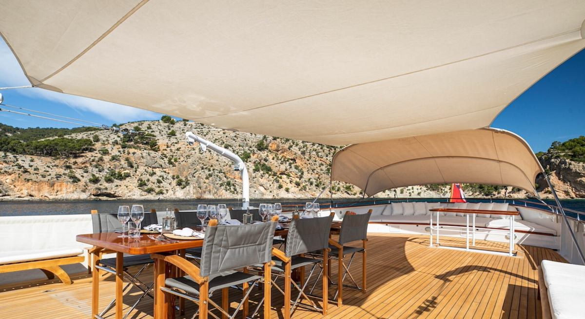 HEAVENLY DAZE yacht charter 2