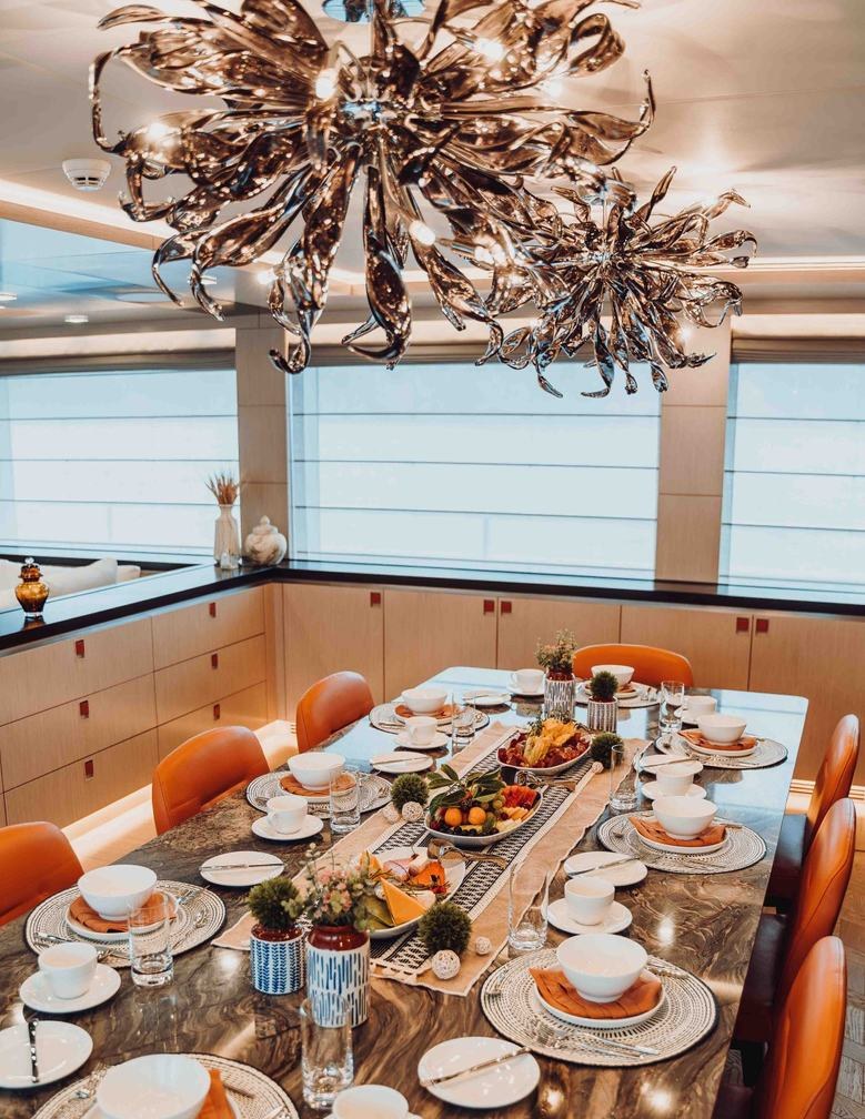Yacht charter HEEUS YACHT CHARTER