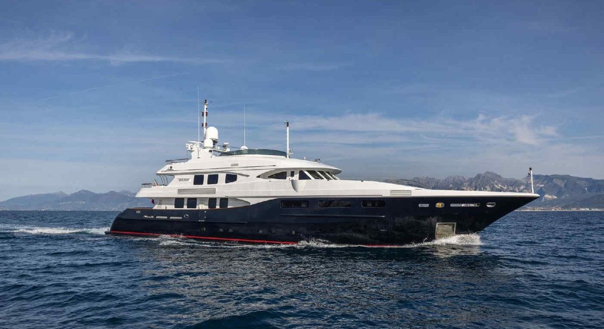 Yacht charter HOLIDAY YACHT CHARTER