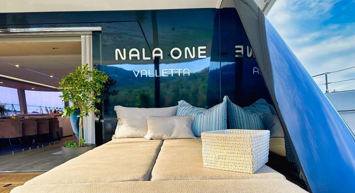 HONEYBIRD yacht charter 4